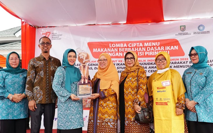 TP PKK Bengkulu saat menyerahkan hadiah juara lomba