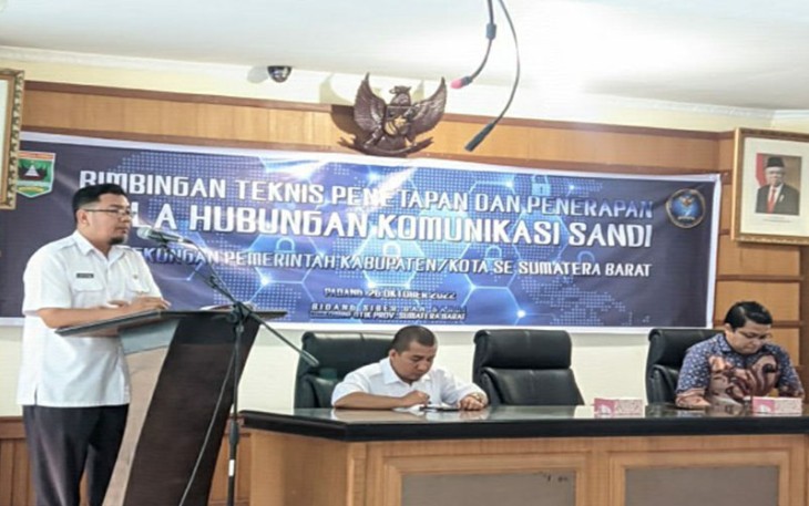 Kabid Persandian Eko Faisal membuka bimtek PHKS di Aula BKD Provinsi Sumbar.