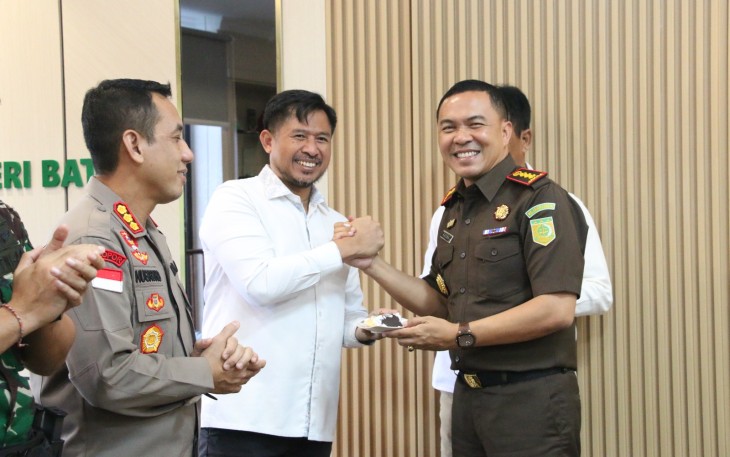 Ketua DPRD Kota Batam Nuryanto Bersama Kapolresta Barelang dan FKPD Kota Batam Beri Kejutan