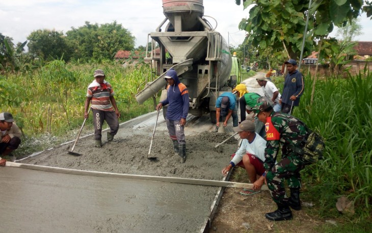 Babinsa Gotong Royong Bersama Masyarakat Lakukan Pengecoran Jalan 