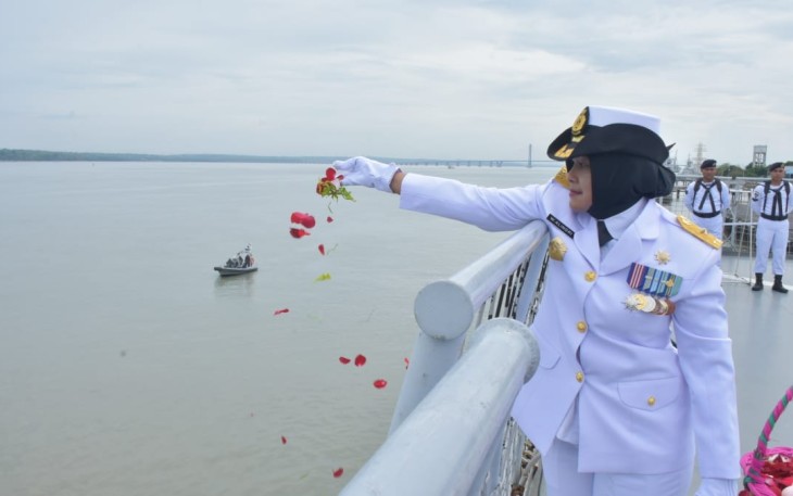 Seklem AAL ikuti Tabur Bunga di Laut
