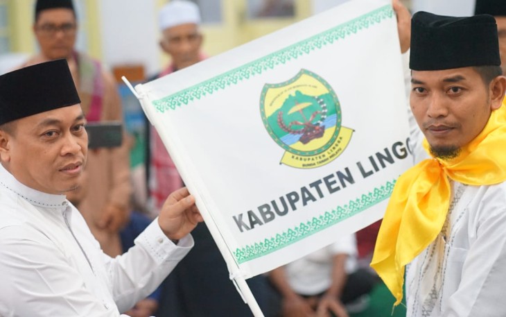Bupati Nizar saat Secara Resmi Melepas 49 JCH Kabupaten Lingga