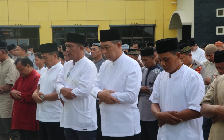 Kaploda Bengkulu Bersama PJU saat Laksanakan Sholat Idul Adha di halaman Mako Polda Bengkulu
