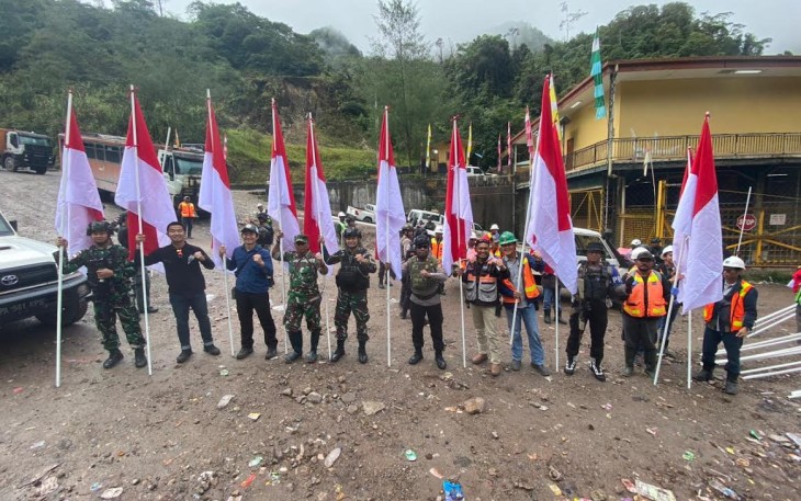 Koramil 1710-04/Tembagapura Bersama Satgas dan Kepolisian Ajak Warga Kibarkan Bendera Merah Putih