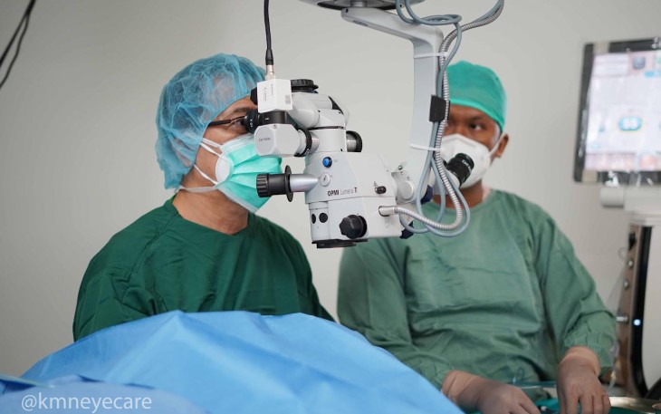 Ditinjau oleh: Dr. Maria Magdalena Purba, SpM  Klikwarta.com - Katarak adalah penyakit mata yang sebagian besar disebabkan karena faktor degeneratif (terkait dengan proses penuaan). Semakin bertambah umur seseorang maka akan semakin tinggi risiko mengalami katarak.   Katarak merupakan kondisi dimana lensa mata mengalami kekeruhan sehingga menyebabkan penurunan tajam penglihatan bahkan sampai kebutaan. Apabila katarak sudah cukup tebal (matur) akan terlihat secara kasat mata seperti bintik putih keabu-abuan 