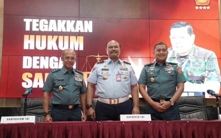 Kapuspen TNI Laksda TNI Julius Widjojono bersama Danpuspom TNI Marsda TNI Agung Handoko dan Kababinkum TNI Laksda TNI Kresno Buntoro dihadapan awak media pada hari Kamis 10/8/2023, saat menggelar acara Konferensi Pers terkait berita viral Prajurit TNI mendatangi Mapolrestabes Medan beberapa waktu yang lalu.
