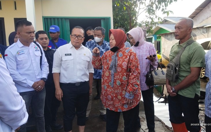 Menteri Sosial Republik Indonesia Tri Rismaharini MT menyalurkan bantuan sosial kepada warga yang terdampak banjir, kegiatan ini dipusatkan di Parit Cabang Kiri Desa Teluk Kapuas Kecamatan Sungai Raya Kabupaten Kubu Raya, pada Rabu (13/12/23)
