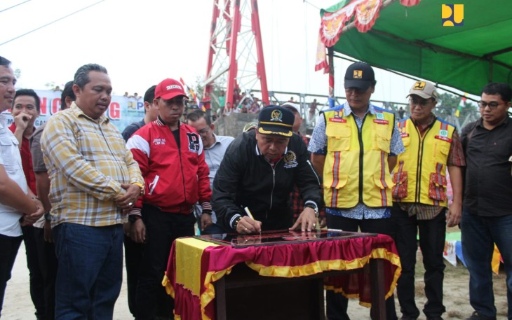 Kementerian PUPR Bersama Komisi V DPR RI Resmikan 3 Jembatan Gantung di Sintang