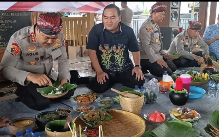 Kabareskrim Polri Komjen  Agus Andrianto beserta Forkompimda Blora saat mencicipi masakan khas pedesaan di kampung Samin Sambongrejo kecamatan Sambong.