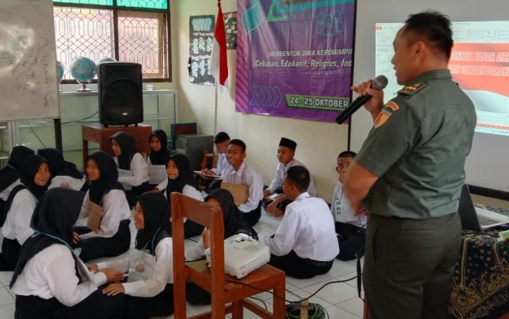 Bati Wanmil Koramil 0801/10 Punung Bekali Materi Dasar Kepemimpinan di MTSN 3 Punung