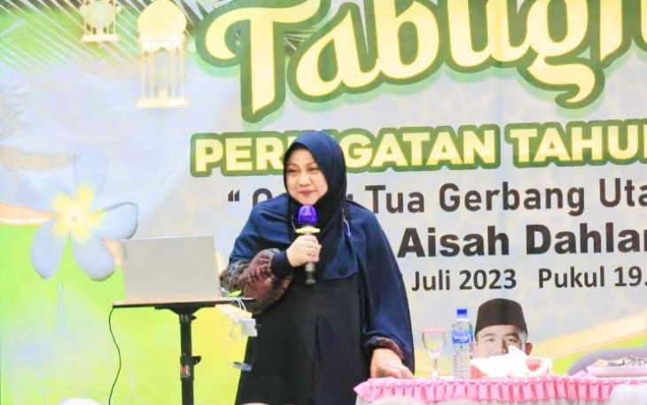 Ustadzah Aisah Dahlan saat tausyiah.