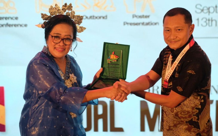 Dokter TNI AL saat Terima Penghargaan dalam Indonesia Association Othodontis Annual Meeting di Makassar