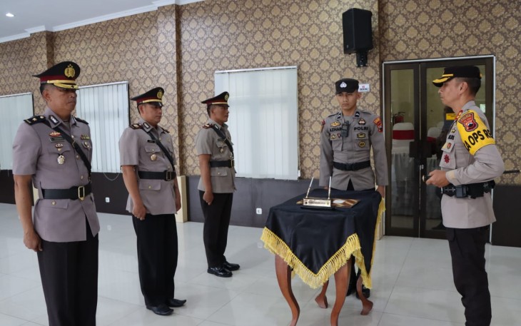 Kapolres Karanganyar AKBP Jerrold Hendra Yosef Kumontoy (paling kanan) pimpin serah terima jabatan Kabag SDM, Kapolsek Jumantono dan Kapolsek Jatiyoso, di Aula Wira Pratama 1 Polres Karanganyar, Rabu (13/9/2023).