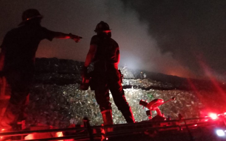 Tim Damkar berupaya padamkan api kebakaran TPA Putri Cempo