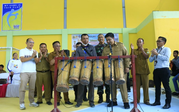Bupati Samosir saat Buka Kompetisi Liga Futsal Tingkat SD, SMP dan SMA di Lapangan GOR