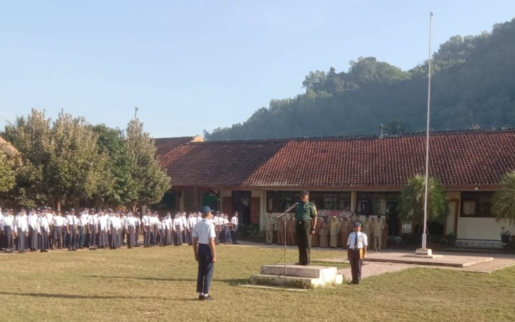 Bati Tuud Koramil 0801/07 Ngadirojo saat menjadi pembina upacara pada kesempatan tersebut, Senin (11/09/2023). 