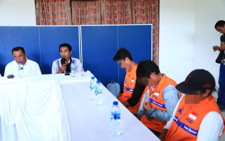 Pelaku Pencurian Sawit saat di Polsek Tanah Jawa, Selasa (5/9/23).