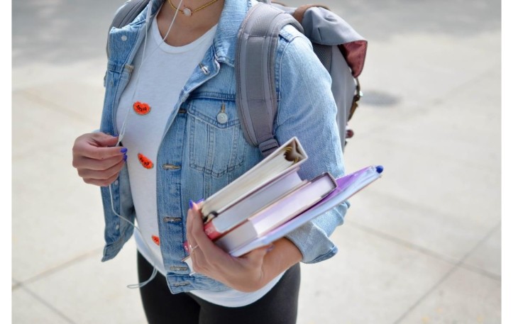 Anak muda harus minat literasi. Foto: unsplash.com