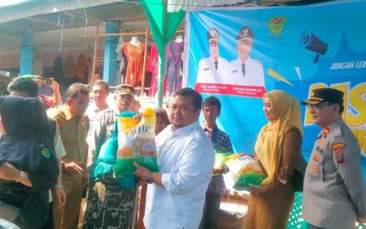 Bupati Tapsel H Dolly Pasaribu, SPt, MM. Waka Polres Tapsel Kompol Rahman Takdir Harahap, SH. Kadis Perdagangan, Koperasi, dan UMKM Tapsel Novita Sari Wahyuni, SAP, MSi. Saat Polres dan Pemkab Kompak Gelar Pasar Murah
