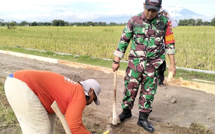Babinsa Bersama Warga Laksanakan Kerja Bakti