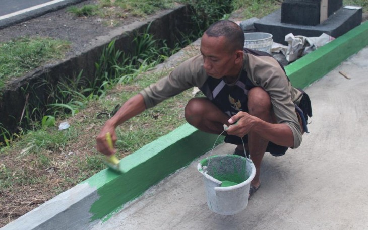 Personil satgas TMMD saat melakukan pengecetan