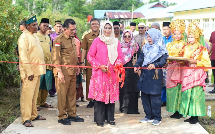 Ansar Silaturahmi Dengan Masyarakat Merawang Sekaligus Meresmikan Semenisasi Jalan Masuk SMKN 2 Lingga 