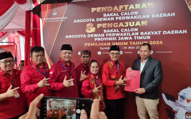 Pelaksana Harian (Plh) Ketua DPD PDI Perjuangan, Budi Sulistiyono dan Sekertaris PDI Perjuangan Sri Untari, saat Daftarkan Bacaleg ke KPU