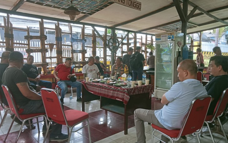 Kapolres Bitung, AKBP Tommy Bambang Souissa, SIK saat ngopi bareng ormas adat pada Jumat Curhat