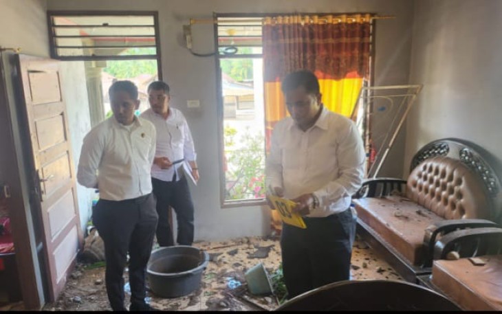 Polsek Batang Angkola Olah TKP Di Rumah Korban Pengerusakan Massa, Selasa (7/3/2023)