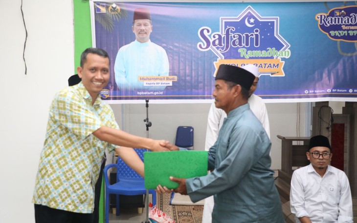 BP Batam saat Serahkan Bantuan 