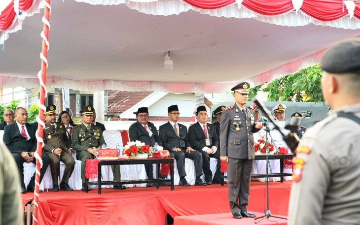 Wali Kota Maurits Mantiri Dan Wakil Walikota Hengky Honandar saat menghadiri apel Taptu dan Pawai Obor yang di pimpin oleh Kapolres Bitung AKBP Tommy Bambang Souissa, SIK