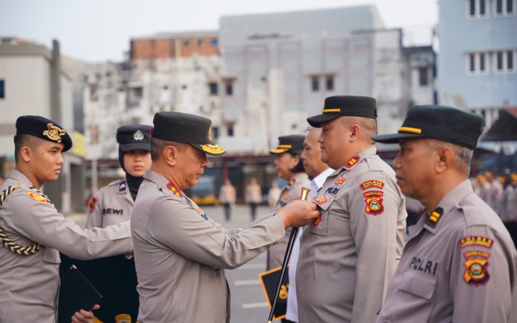 Kapolsek Belitang Tiga Iptu Jhoni Albert Terima Pin Emas dari Kapolda Sumsel