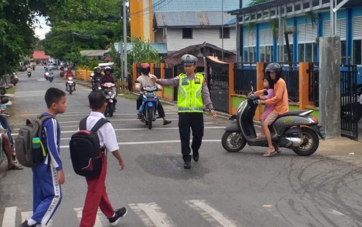 Satlantas Polres Bintan Lakukan Pengamanan Dan Pengaturan Lalulintas di Lokasi Ramai Kendaraan Pagi Hari