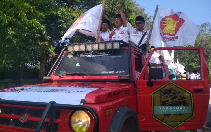 Iring-iringan rombongan bacaleg Gerindra Karanganyar saat tiba di depan Kantor KPU setempat, Sabtu (13/5/2023)
