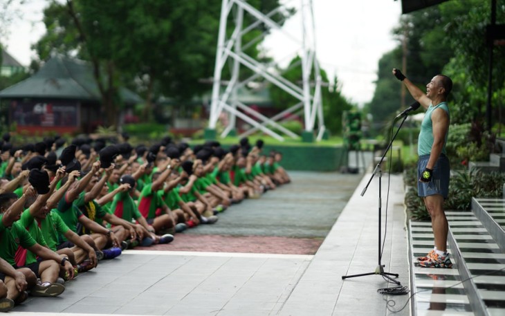 Pangdam XIV/Hasanuddin Mayjen TNI Dr. Totok Imam Santoso, S.I.P., S.Sos., M.Tr (Han)., saat memberikan Jam Komandan kepada seluruh personel
