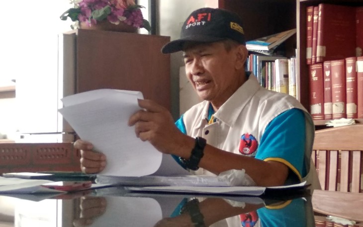 Sukisman ketua LSM PKN Blora saat diwawancarai wartawan di Kejaksaan Negeri Blora.