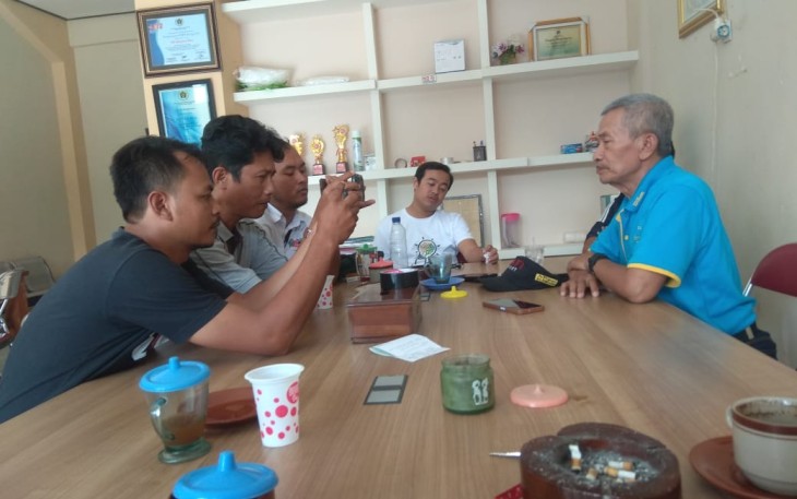 Ketua LSM PKN Sukisman saat diwawancarai wartawan di sekretariat PWI kabupaten Blora.