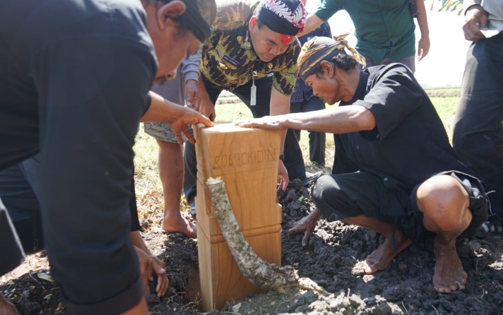 Bupati Blora Arief Rohman turut memasang batu nisan di makam Soerokidin menantu tokoh Samin Surosentiko.