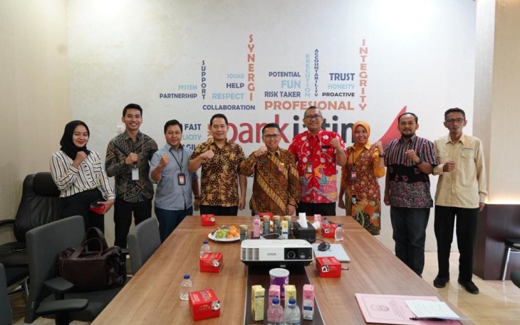 Ditjen Dukcapil Kemendagri bersama dengan Bank Dunia melakukan kunjungan ke Bank Jatim Cabang Sidoarjo dan Cabang Malang guna memonitoring pelaksanaan implementasi penggunaan IKD pada proses pembukaan rekening nasabah.