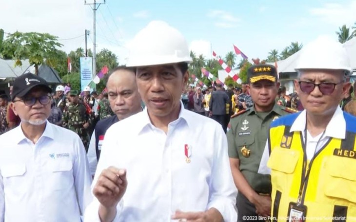 Panglima TNI Jenderal TNI Agus Subiyanto mendampingi Presiden Jokowi saat menerima gelar adat Marambe Ambaralla Palunglaa Parodisa oleh Dewan Adat Talaud dan mengunjungi Pasar Melonguane serta pemberian BLT di Kabupaten Talaud, Sulawesi Utara, Kamis (28/12/2023)
