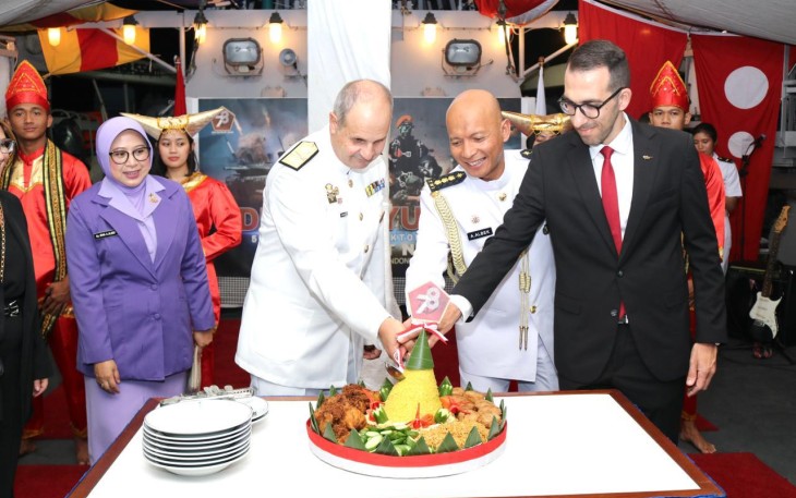 Potong Tumpeng Peringati HUT TNI di Cyprus 
