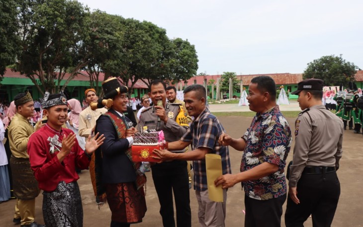  Kasi Humas Polres Batu Bara Berikan Surprise Pada Guru Body