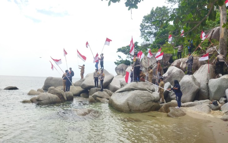 Polres Bintan Kibarkan Ribuan Bendera Merah Putih di Pantai Senggiling