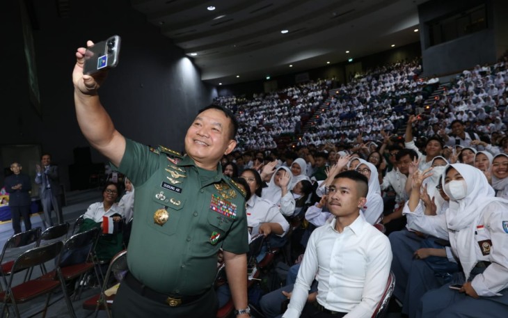Kasad saat berswafoto dengan Mahasiswa Universitas Pasundan.