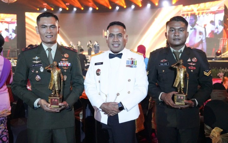 Dua Prajurit Kostrad Mayor Inf Sabar Simanjuntak dan Sertu Fadli Canu Terima Penghargaan Soedirman Awards