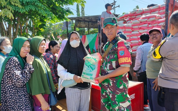 Babinsa Koramil 1016-01/Pahandut Pantau Operasi Pasar Murah