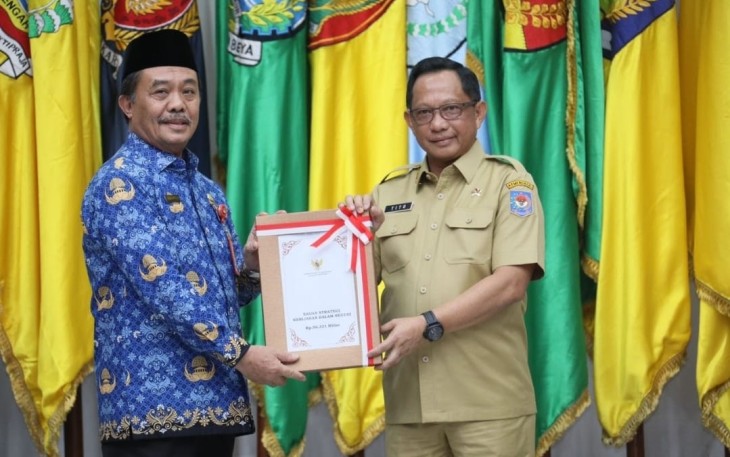 Kepala Badan Strategi Kebijakan (BSKDN) Kementerian Dalam Negeri (Kemendagri) Yusharto Huntoyungo menerima Daftar Isian Pelaksanaan Anggaran (DIPA) Tahun 2024 dari Menteri Dalam Negeri (Mendagri) Muhammad Tito Karnavian