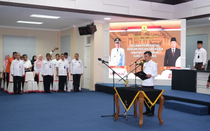 Penjabat (Pj.) Wali Kota Tanjungpinang, Hasan, S. Sos melantik 31 Pegawai Pemerintah dengan Perjanjian Kerja (P3K) jabatan fungsional tenaga guru dan tenaga teknis formasi tahun 2022. Pelantikan dan pengambilan sumpah dilaksanakan di Aula Sultan Sulaiman Badrul Alamsyah, Kantor Wali Kota, Rabu (8/11)