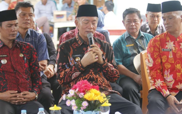 Bupati Kaur Serahkan 660 Unit Bronjong di Kecamatan Luas