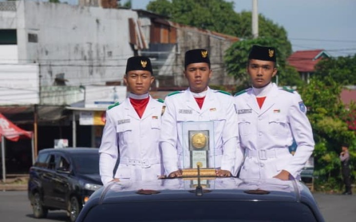 Piala Adipura Diarak Keliling Kota Arga Makmur 